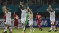 Para pemain Palestina menyapa suporter usai mengalahkan Laos pada laga Grup A Asian Games di Stadion Patriot, Jawa Barat, Minggu (12/8/2018). Palestina menang 2-1 atas Laos. (Bola.com/Vitalis Yogi Trisna)