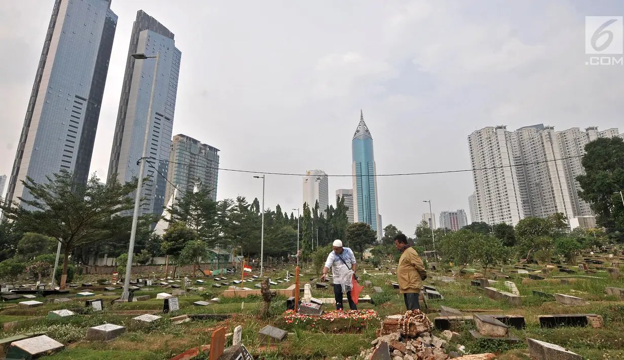 Warga berziarah di salah satu makam di TPU Karet Bivak, Jakarta, Kamis (12/7). Jakarta diprediksi mengalami krisis lahan makam 1,5 tahun lagi atau pada 2019 mendatang. (Merdeka.com/Iqbal Nugroho)