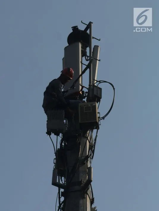Teknisi melakukan pengecekan audit data jaringan 3G dan 4G pada tiang monopol di Jalan Diponegoro, Jakarta, Sabtu (24/8/2019). Jaringan 3G mempunyai cakupan area yang lebih luas hingga 3 kilometer dibandingkan sinyal 4G. (merdeka.com/Imam Buhori)