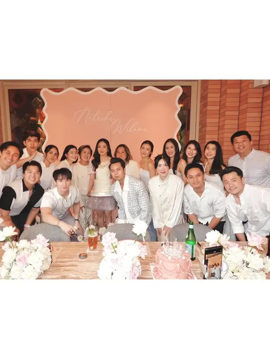 Dengan penampilannya yang memukau, Natasha Wilona benar-benar memancarkan aura bintang pada perayaan ulang tahunnya yang ke-26. Elegan, anggun, dan bak seorang princess, Wilona membuktikan bahwa dirinya selalu bisa tampil sempurna di setiap kesempatan spesial.  [@natashawilona12].