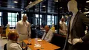 Pelanggan makan ditemani maneken untuk menjaga jarak di sebuah restoran di Old Montreal, Kanada pada 10 Juli 2020. Restoran ini menempatkan maneken untuk menjaga jarak konsumen dan didandani dengan baju-baju keluaran terkini yang dapat dibeli pengunjung setelah makan. (Eric THOMAS/AFP)