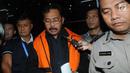 Gubernur Kepri Nurdin Basirun dikawal petugas usai menjalani pemeriksaan 1 x 24 jam di Gedung KPK, Jakarta, Jumat dini hari (12/7/2019). Nurdin Basirun resmi ditahan KPK bersama tiga tersangka terkait suap izin lokasi rencana reklamasi di wilayah Kepri. (merdeka.com/Dwi Narwoko)