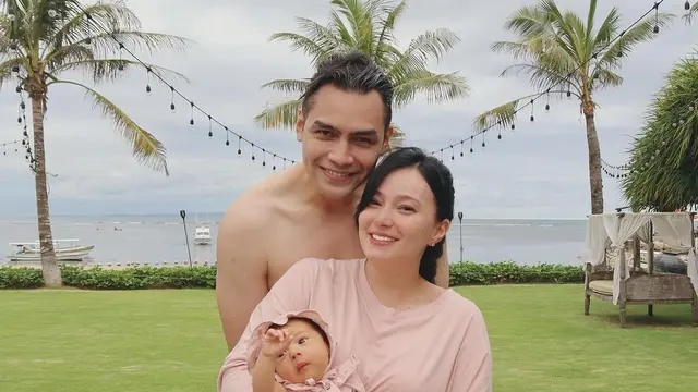 7 Potret Kebersamaan Asmirandah dan Jonas Rivanno Asuh Anak Pertama