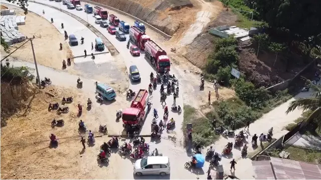 Antrean mobil pengangkut BBM menuju pertamina Kendari akibat pemblokiran jalan.(Liputan6.com/Dok Foto Jojon)