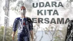 Boneka dalam plastik dibawa saat aktivis lingkungan melakukan demonstrasi di depan Balai Kota DKI Jakarta, Jumat (16/9/2022). Aksi tersebut memperingati satu tahun kemenangan warga negara untuk hak udara bersih. Meski telah menang, menurut mereka belum ada satu pun putusan hakim yang dijalankan para tergugat. (Liputan6.com/Faizal Fanani)