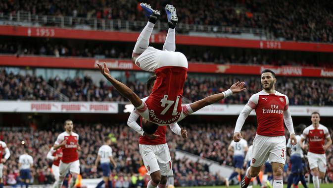 Striker Arsenal Pierre-Emerick Aubameyang salto usai merobek gawang Tottenham Hotspur di Emirates Stadium, Minggu (2/12/2018). (AFP/Ian Kington)