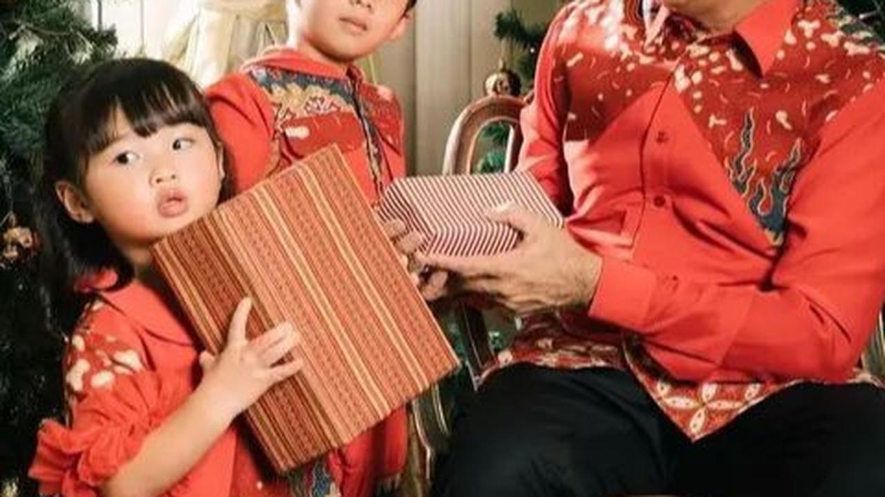 Dalam pemotretan Natal, keluarga Ahok tak hanya terlihat kompak dan serasi, namun juga penuh dengan keceriaan.