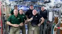 Scott Kelly menyerahkan komando pimpinan stasiun luar angkasa internasional kepada astronot Tim Kopra.