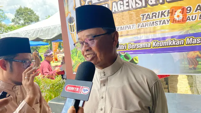 Tuan Haji Abd Razak, pemilik Farmstay Relau mengatakan, dalam aspek ekonomi kampung ini juga berkembang pesat. (Dok. Liputan6.com/Teddy Tri Setio Berty).