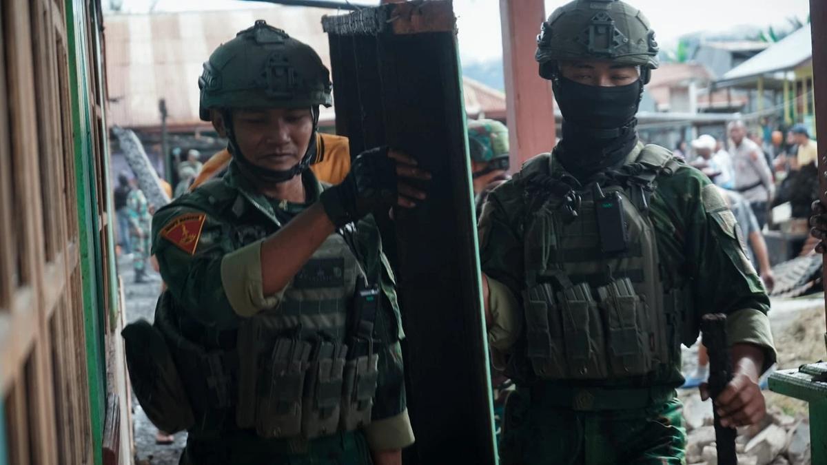 FOTO: TNI Polri dan Warga Bersihkan Kompleks YAPIS Deiyai Usai Pembakaran