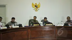 Presiden Jokowi (tengah) dan Wapres Jusuf Kalla (kedua kanan) memimpin rapat terbatas di Kantor Presiden, Jakarta, Kamis (2/4/2015). Rapat tersebut terkait persiapan pelaksanaan Konferensi Asia Afrika (KAA) (Liputan6.com/Faizal Fanani)