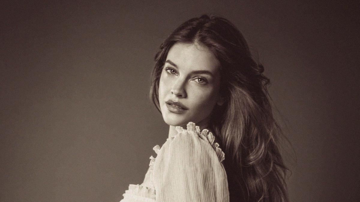 Barbara Palvin Pamer Baby Bump Lewat Lingerie Vintage Victoria's Secret