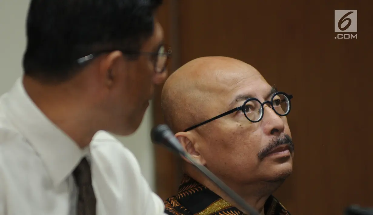 Anggota Pansel MK Mas Achmad Santosa  memberikan keterangan usai melakukan pertemuan dengan KPK, Jakarta, Senin (9/7). Pertemuan tersebut meminta masukan kreteria 9 nama calon hakim Mahkamah Konstitusi (MK). (Merdeka.com/Dwi Narwoko)