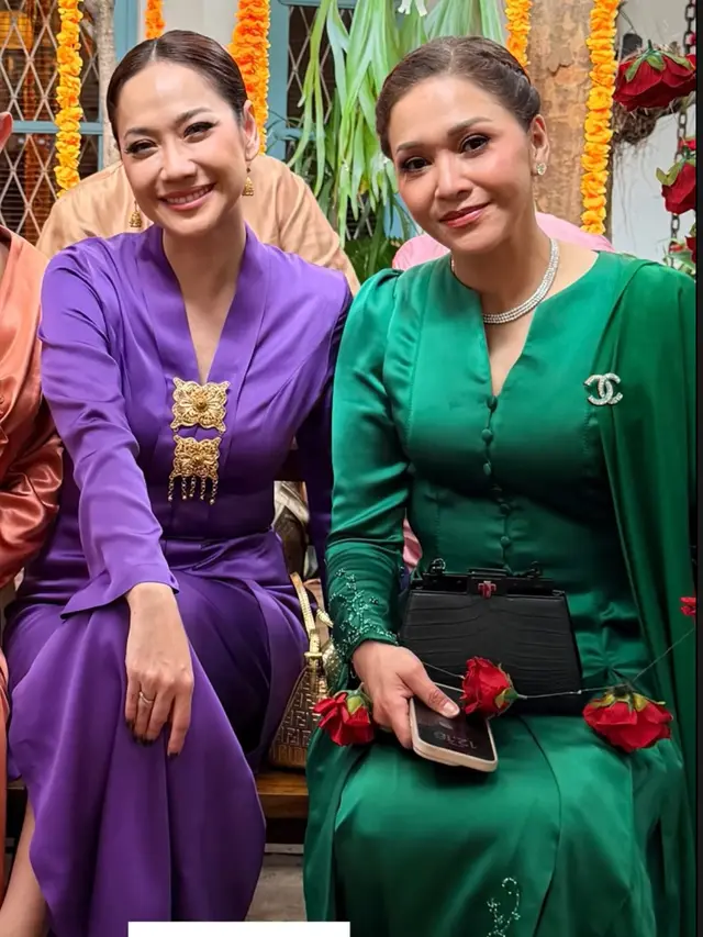 Bunga Citra Lestari Dibalut Baju Kurung pakai bros. [@itsmebcl]