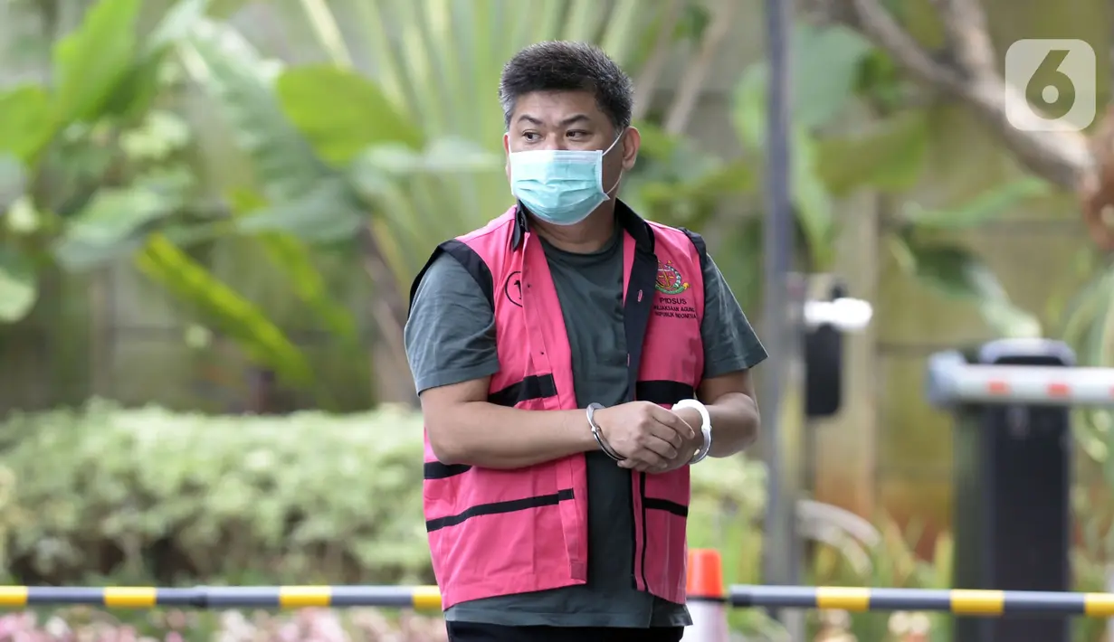 Presiden Komisaris PT Trada Alam Minera Tbk Heru Hidayat tiba di Gedung KPK, Jakarta, Selasa (17/3/2020). Heru diperiksa sebagai tersangka terkait dugaan korupsi di PT Asuransi Jiwasraya (Persero) dengan kerugian negara diperkirakan mencapai Rp 13,7 T. (merdeka.com/Dwi Narwoko)