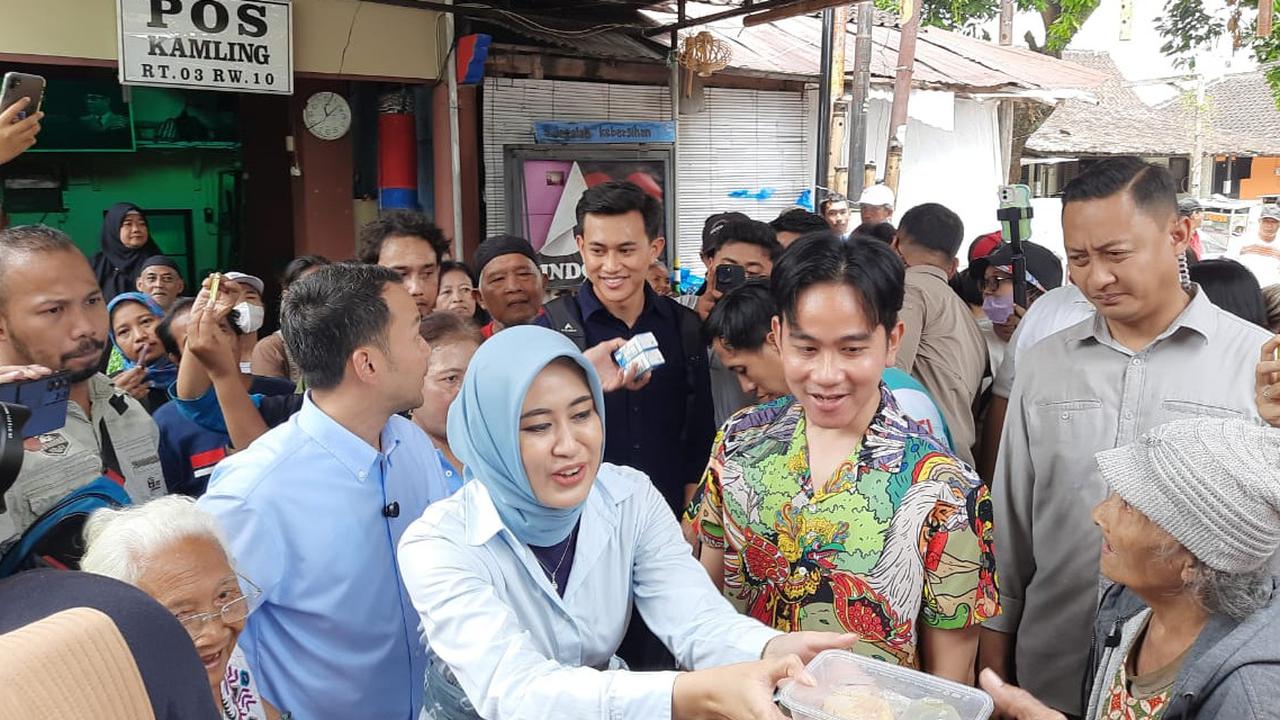 Gibran Dampingi Respati-Astrid Blusukan di Solo