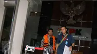 Wali Kota non-aktif Madiun, ‎Bambang Irianto dijaga petugas usai diperiksa KPK, Jakarta, Rabu (8/2). ‎Bambang Irianto tersangka dugaan penerima gratifikasi sebagai pemborong pembangunan Pasar Besar Kota Madiun 2009-2012.  (Liputan6.com/Helmi Afandi)