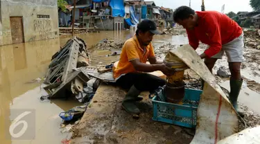 Petugas normalisasi Ciliwung memasang pompa penguras air, Kampung Pulo, Jakarta, Rabu (25/11/2015). Pompa tersebut untuk mempercepat penyurutan banjir di pemukiman Kampung Pulo. (Liputan6.com/Yoppy Renato)