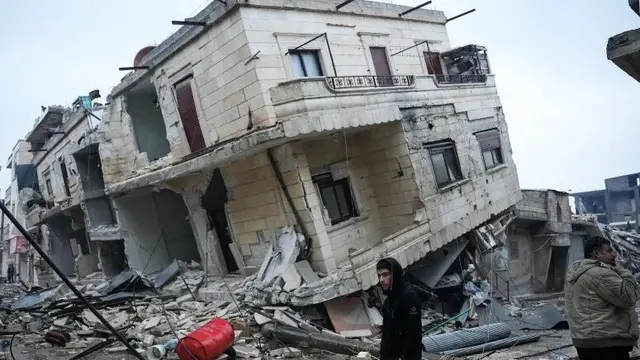 Bangunan-bangunan runtuh pasca gempa bermagnitudo 7,7 mengguncang wilayah di Jindires, Suriah. (Rami al Sayed/AFP)