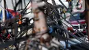 Kendaraan melintas di bawah kabel listrik dan kabel optik yang terlihat semrawut di kawasan Taman Puring, Jakarta, Jumat (3/7/2020). Tidak ada aturan yang baku membuat satu tiang listrik bisa digunakan berbagai kabel baik itu listrik ataupun optik dari berbagai provider. (Liputan6.com/Johan Tallo)