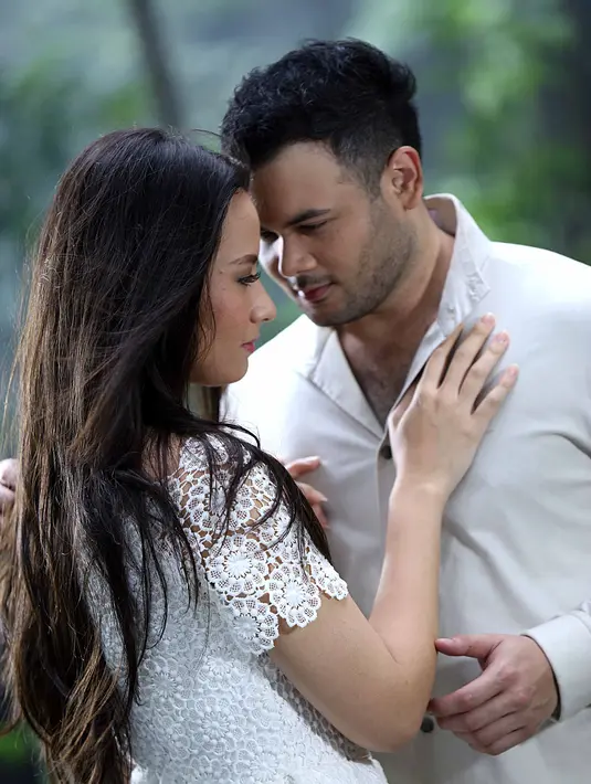 Demi mendukung lagu lama aransemen baru itu, video klip telah disiapkan. Single itu akan dirilis pada Maret mendatang. Model cantik, Vicky Monica digandeng sebagai modelnya. (Nurwahyunan/Bintang.com)