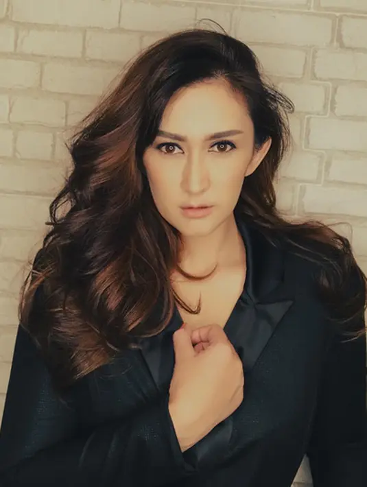 Sekedar mengingatkan, Nafa Urbach dan Zack Lee menikah di Gereja Immanuel, Jakarta Pusat pada 16 Februari 2007. Dari pernikahannya, pasangan ini dikaruniai seorang anak, Mikhaela Lee Jowono yang lahir pada  8 Februari 2011. (Instagram/nafaurbach)