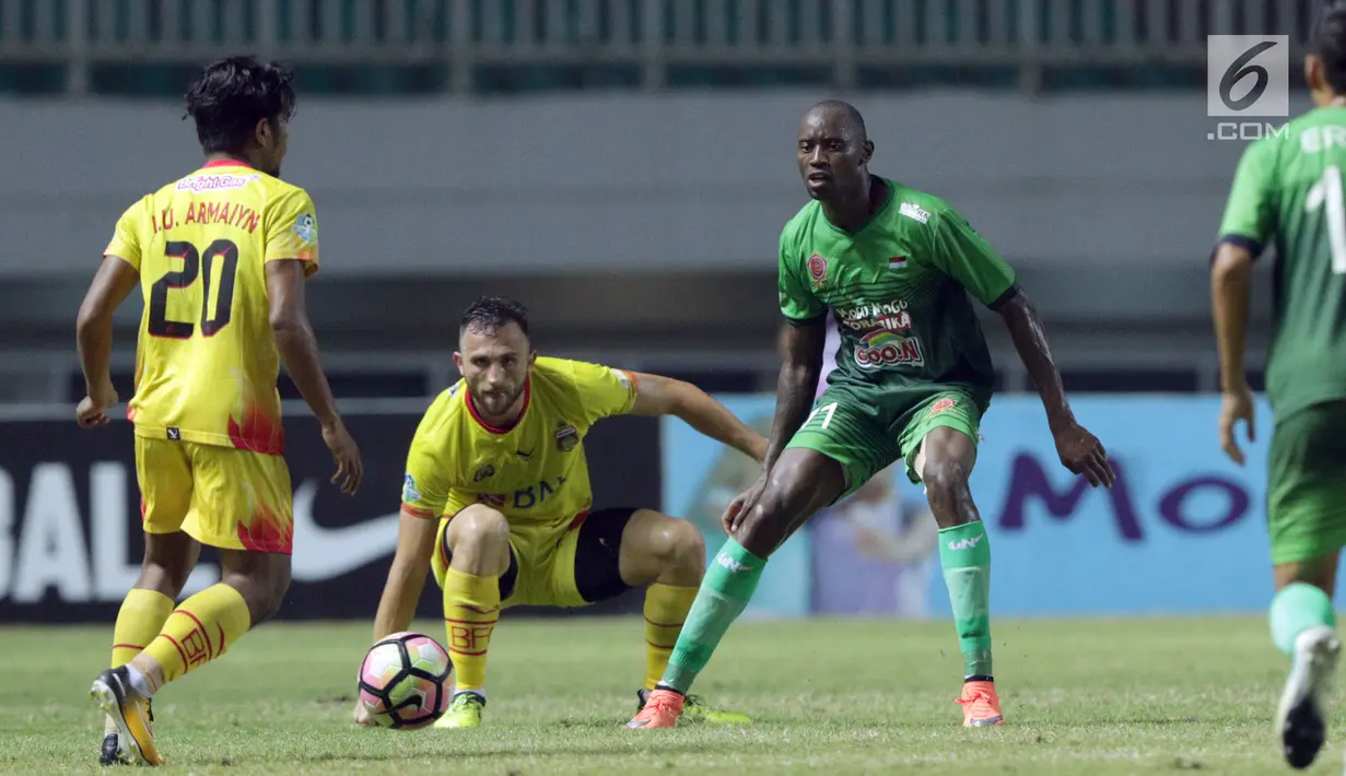 Pemain baru PS TNI, Franklin Anzite Touadere (kanan) menjaga pergerakan pemain Bhayangkara FC, Guy Junior saat lanjutan Liga 1 Indonesia di Stadion Pakansari, Kab Bogor, Minggu (3/9). PS TNI kalah 0-1. (Liputan6.com/Helmi Fithriansyah)