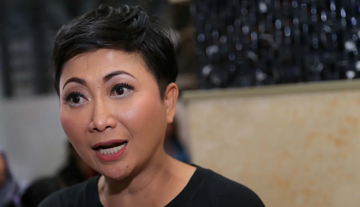 "Mudah-mudahan dia memang mau ikut menemani mamanya kerja, bukannya menghindari pekerjaan rumah karena lagi enggak ada mbaknya," kata Indy Barends. (Andy Masela/Bintang.com)