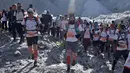 Sejumlah peserta bersaing untuk mencapai garis finish saat mengikuti lomba maraton di Gunung Everest, Nepal, Minggu (29/5). Lebih dari 150 pelari lokal dan dari negara lain berpartisipasi dalam lomba lari marathon tertinggi di dunia itu. (HO/HIMEX/AFP)