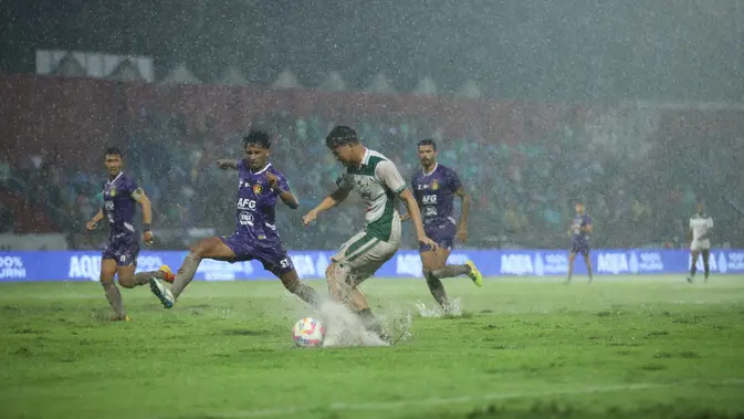 Lapangan Becek Jadi Momok, PSS Tertahan Imbang Persik