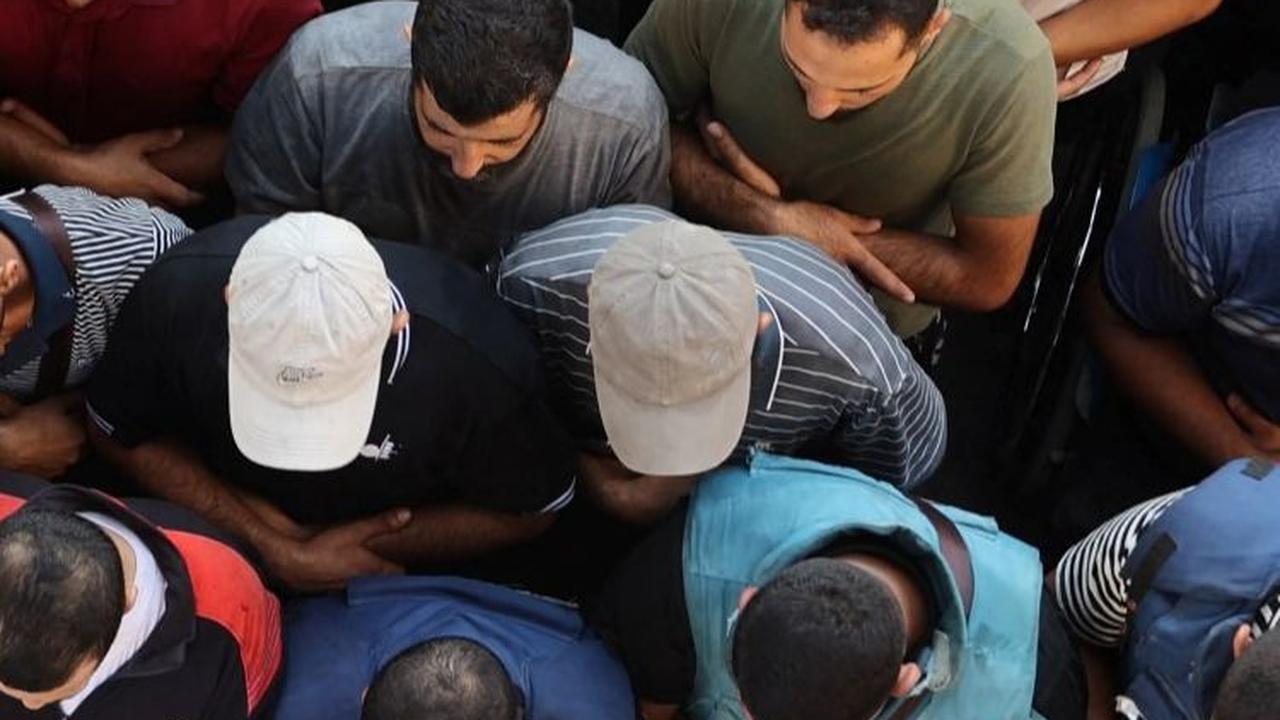 Al Jazeera menyatakan duka mendalam dan mengutuk keras serangan yang menargetkan jurnalis mereka. Foto: Omar AL-QATTAA / AFP <br>