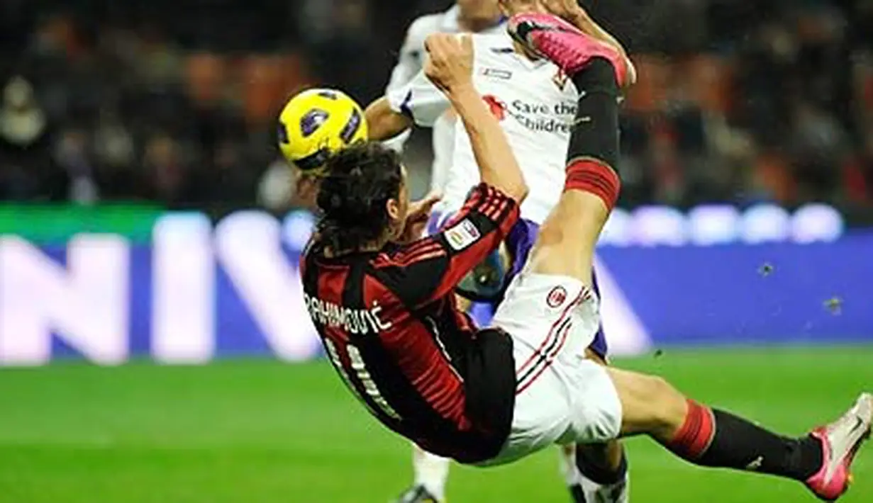 Tendangan salto Zlatan Ibrahimovic yang menjadi gol tunggal kemenangan AC Milan atas Fiorentina dalam partai Serie A di San Siro, 20 November 2010. AFP PHOTO/OLIVIER MORIN