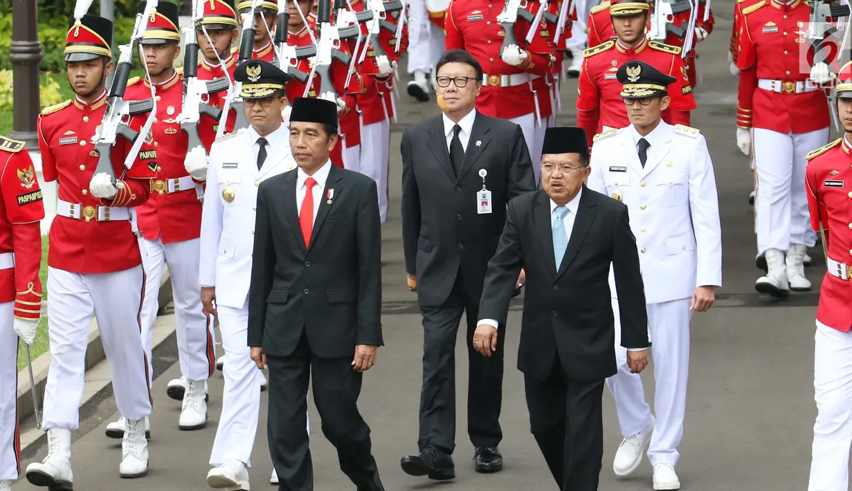 Presiden Jokowi bersama dengan Wapres Jusuf Kalla saat kirab pelantikan Gubernur dan Wakil Gubernur DKI Jakarta Anies Baswedan dan Sandiaga Uno periode 2017-2022 di Istana Negara, Jakarta, Senin (16/10). (Liputan6.com/Angga Yuniar)
