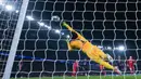 Meski PSG melepaskan 27 tembakan, namun Alisson berhasil menjaga gawangnya dari kebobolan. (AP Photo/Christophe Ena)