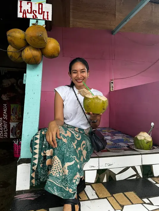 Kecintaannya terhadap kain tradisional seperti batik, tenun, dan songket kerap ditampilkan dalam berbagai aktivitas sehari-hari. [@happysalma].