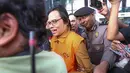 Mantan Sekretaris Jenderal (Sekjen) MPR RI Ma'ruf Cahyono dengan mengenakan rompi oranye berjalan menuju mobil tahanan  usai menjalani pemeriksaan di Gedung Merah Putih KPK, Jakarta, Kamis (09/07/2026).