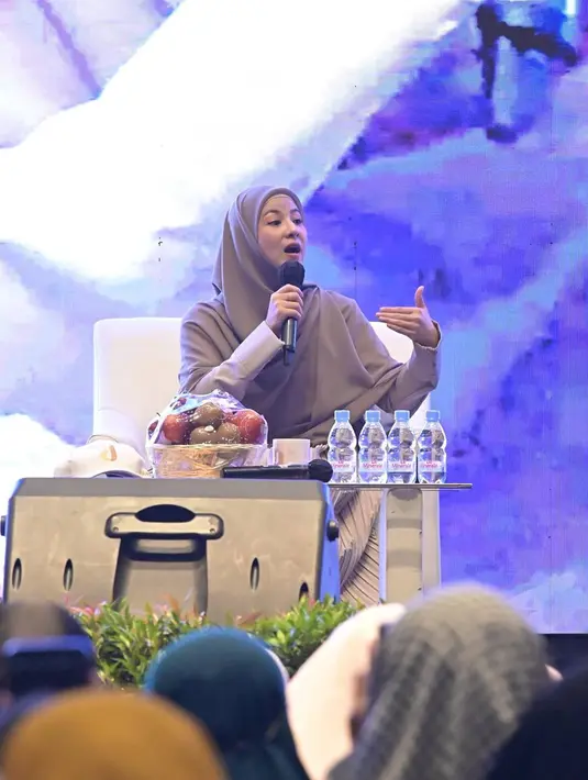 Mengisi sebuah acara dalam kajian, mungkin akan menjadi aktivitas yang banyak dilakukan oleh Natasha Rizky nantinya. Beberapa dirinya sudah tampil di atas panggung dihadapan banyak orang yang mengikuti acara kajian religi. (Liputan6.com/IG/@natasharizkynew)