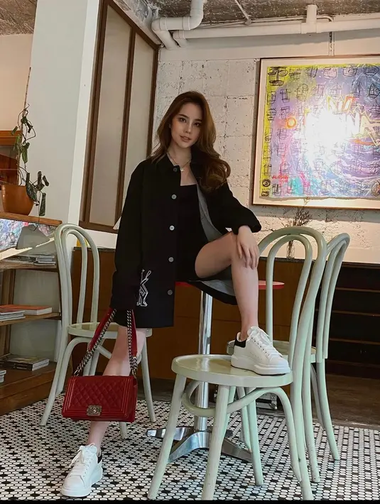 <p>Jacket hitam dengan inner yang senada akan membuatmu tampil elegan dan keren. (instagram/agatha_chelsea)</p>