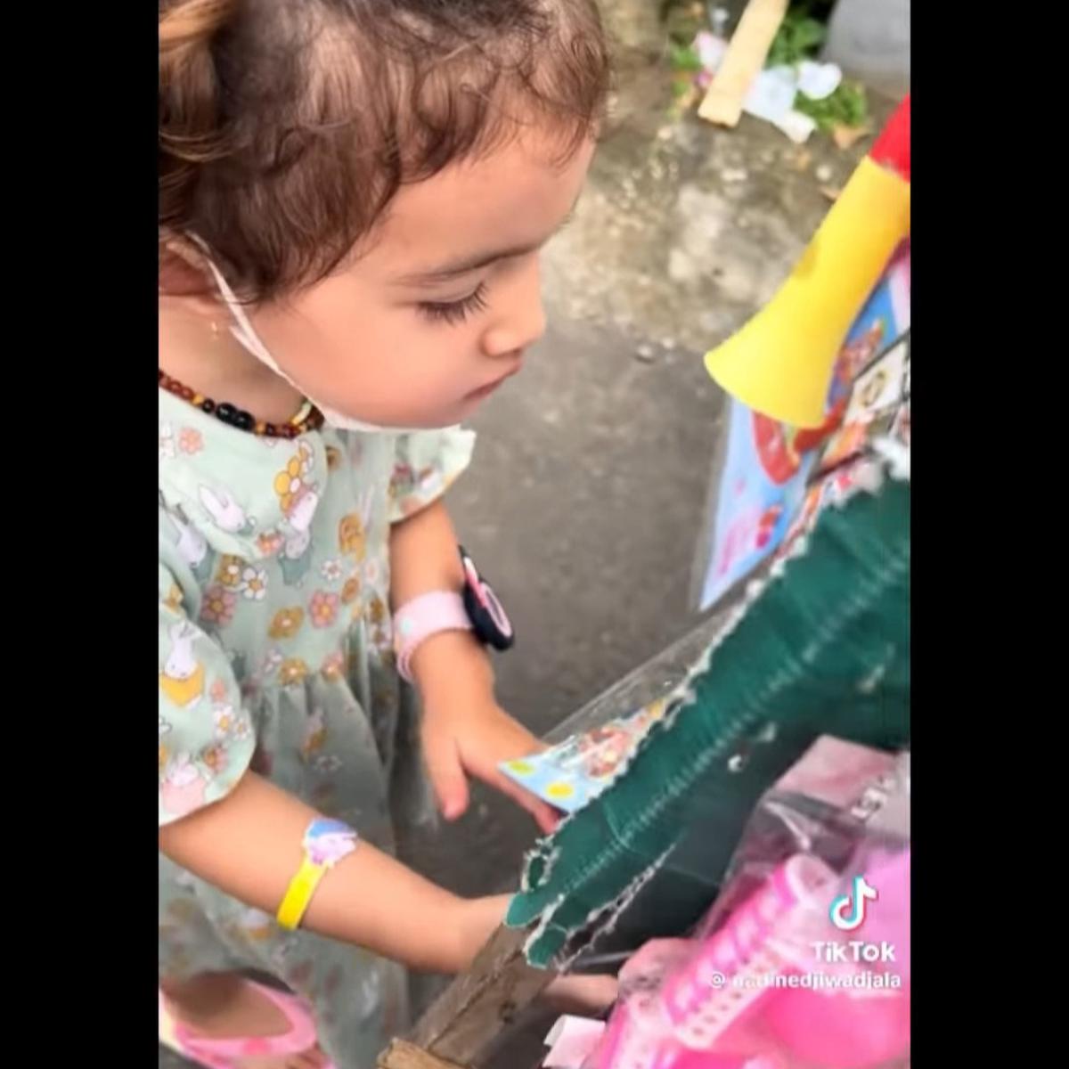 Nadine Chandrawinata Tuai Pujian, 5 Potret Putri Cantiknya Belanja Mainan di Pedagang Keliling