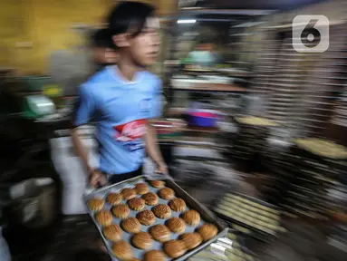 Pekerja UMKM melakukan pembuatan kue di Tanah Kusir, Jakarta, Rabu (13/1/2021). Menkeu Sri Mulyani Indrawati menyebutkan proyeksi alokasi anggaran program pemulihan ekonomi nasional (PEN) 2021 mencapai Rp403,9 triliun atau naik dari rencana sebelumnya Rp372,3 triliun. (Liputan6.com/Johan Tallo)