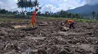 Tim SAR gabungan mencari lima orang korban banjir bandang yang melanda Nagari Malampah, Kabupaten Pasaman Barat. Operasi pencarian masuk hari keempat sejak Jumat (25/2/2022). (Liputan6.com/ Novia Harlina)