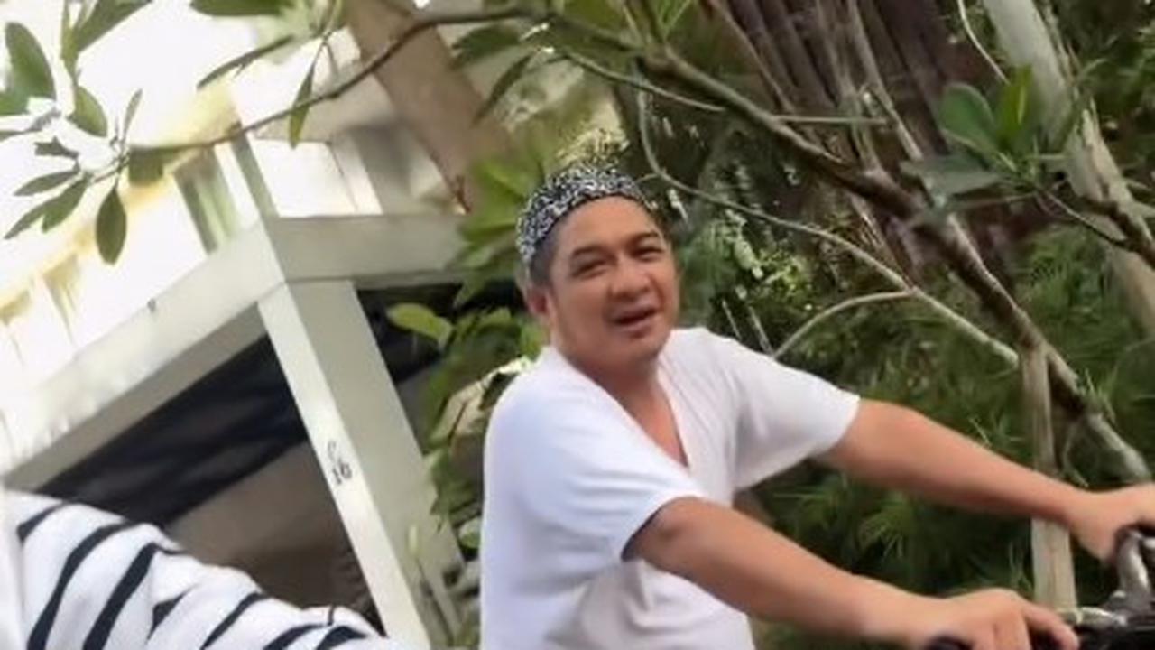 Penampilan Pasha Ungu Temani Anak Bersepeda, Kenakan Kaos Oblong dan Peci - Gaya Khas Bapak-Bapak