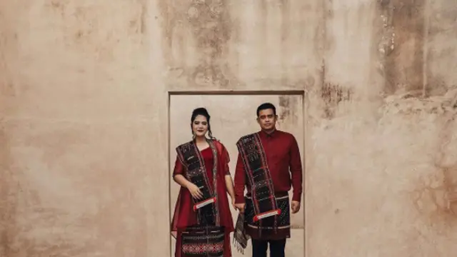 Pesona Kahiyang Ayu - Bobby dalam Balutan Pakaian Adat