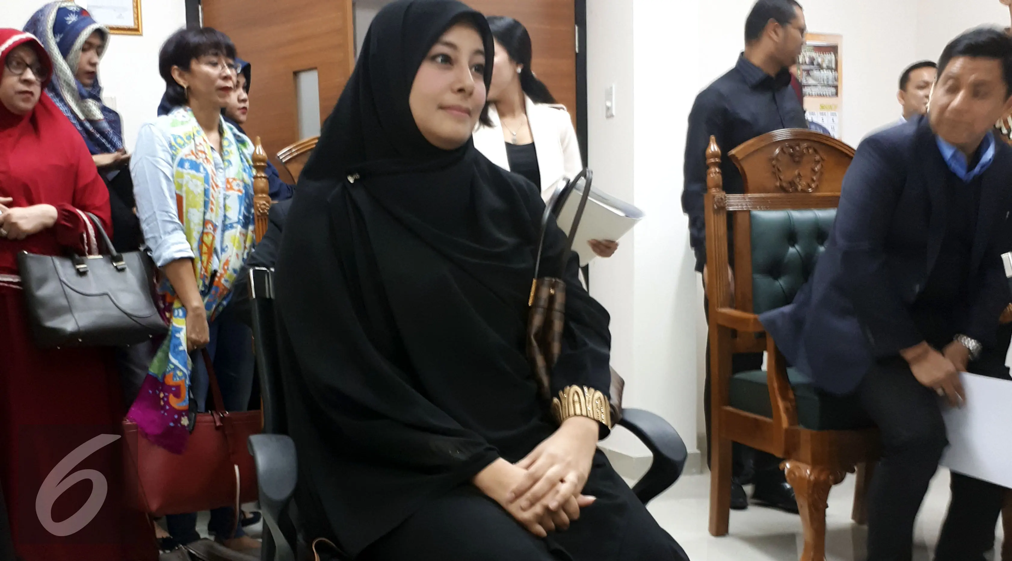 Istri Ustaz Ahmad Alhabysi, Putri Aisah Aminah saat menjalani sidang cerai perdana. (Rizky Aditya Saputra/Liputan6.com)