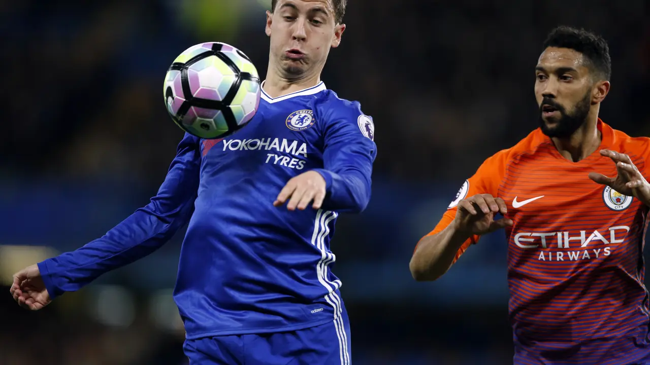 Gelandang Chelsea Eden Hazard (kiri) menguasai bola dari kejaran bek Manchester City Gael Clichy pada laga di Stamford Bridge, Kamis (6/4/2017) dinihari WIB. Hazard cetak dua gol untuk bantu Chelsea menang 2-1. 