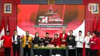 Usai menerima potongan tumpeng, Megawati dan Ma'ruf berfoto bersama. Saat itulah Ma'ruf ikut berpose 3 jari bersama yang lain. (Liputan6.com/Herman Zakharia)