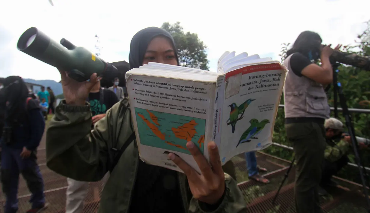 Pengamatan burung yang mengusung tema "Nyanyikan, Terbang, Menjulang – Seperti Burung!" (Sing, Fly, Soar - Like A Bird!) menjadi penting bukan hanya untuk mengenal keaneragaman burung, namun juga sebagai indikator kondisi alam yang menjadi habitat satwa terbang tersebut. (Liputan6.com/Fery Pradolo)
