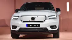 Produsen otomotif kelahiran Swedia, Volvo resmi meluncurkan mobil listrik perdananya, XC40 Recharge dalam acara di Los Angeles, California pada 16 Oktober 2019. Mobil listrik ini memiliki jarak tempuh 400 kilometer dalam satu kali pengisian daya. (Frederic J. BROWN / AFP)