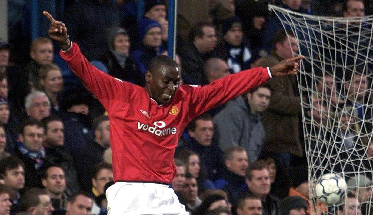6. Andy Cole - Pemain Manchester United era 1995-2001 ini merupakan salah satu penyerang mematikan di masa nya. Andy Cole sering berpindah-pindah klub sepanjang kariernya, total 13 klub yang pernah dibelanya. (AFP/Gerry Penny)