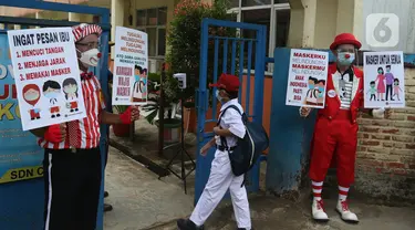 Seniman Aku Badut Indonesia (ABI) mengkampanyekan memakai masker di SDN 03 Citayam, Kabupaten Bogor, Jawa Barat, Senin (6/9/2021). Aksi tersebut tentang protokol kesehatan serta membagikan masker kepada anak-anak sekolah yang menggelar Pembelajaran Tatap Muka (PTM). (Liputan6.com/Herman Zakharia)